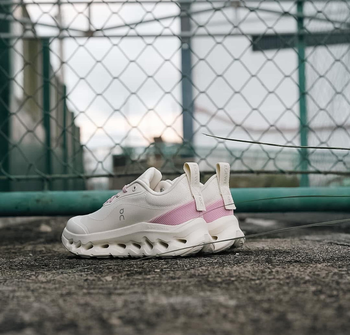 On Running Cloud Beige x Pink