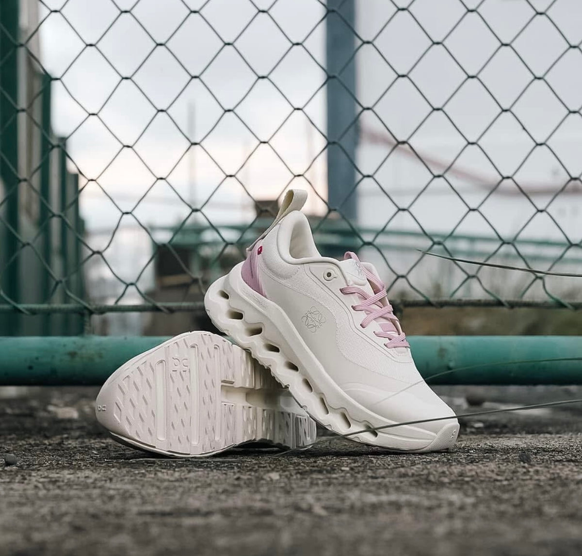 On Running Cloud Beige x Pink
