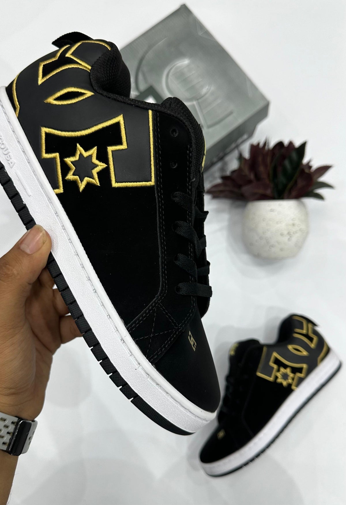DC Court Graffik Black Gold