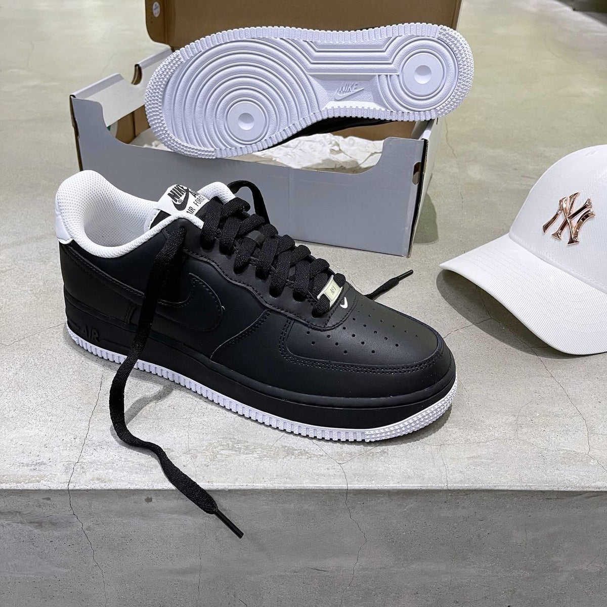 Nike Air Force 1 Black W