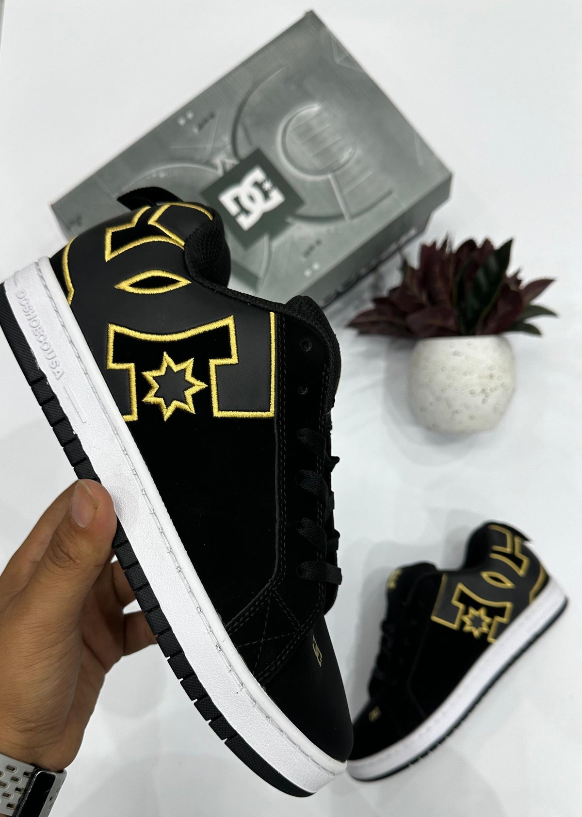 DC Court Graffik Black Gold