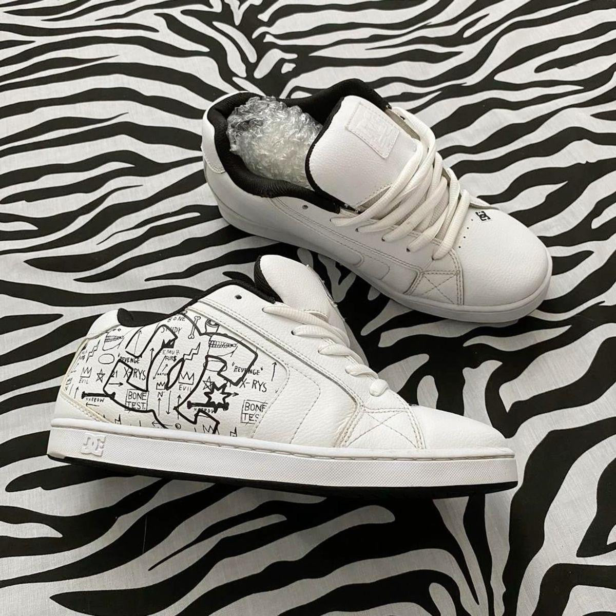 DC Court Graffik White Black