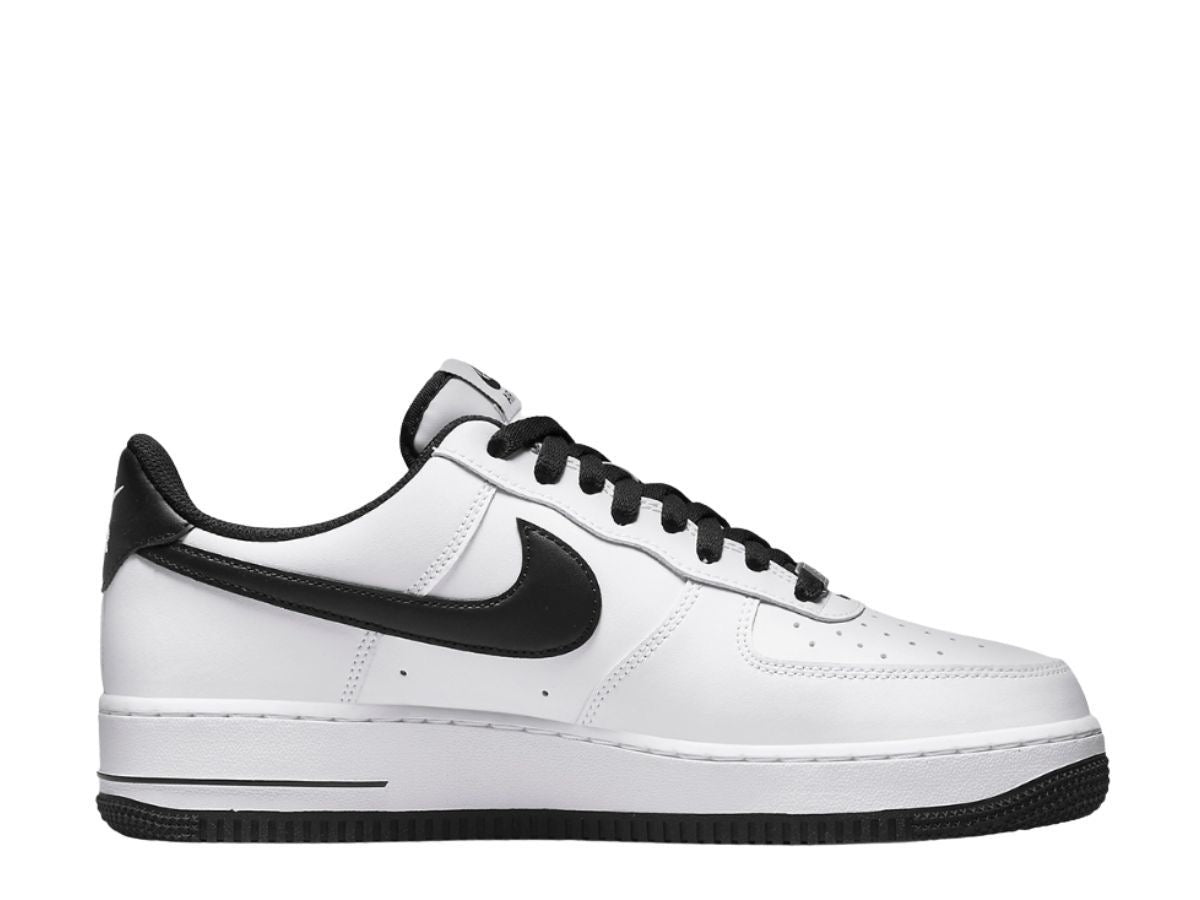 Nike Air Force 1 07 in A Classic White Black