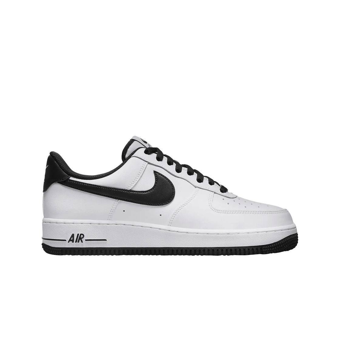 Nike Air Force 1 07 in A Classic White Black