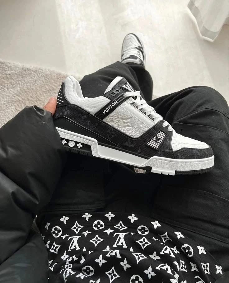 Louis Vuitton Sneaker Black White